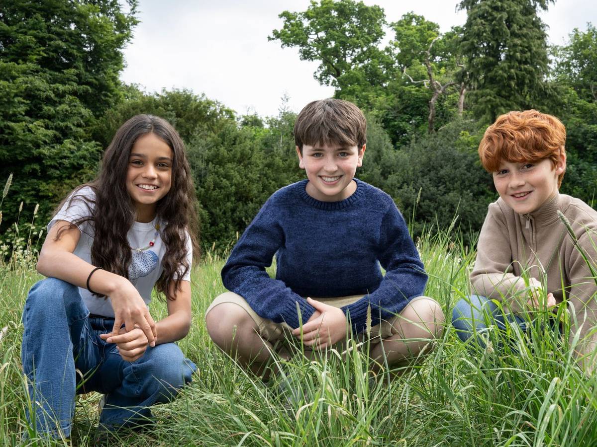 Die neue „Harry Potter“-Serie startet noch in diesem Jahr. Dominic McLaughlin (Mitte) spielt Harry Potter, Arabella Stanton ist als Hermine Granger und Alastair Stout als Ron Weasley zu sehen. (Bild: Aidan Monaghan / HBO)