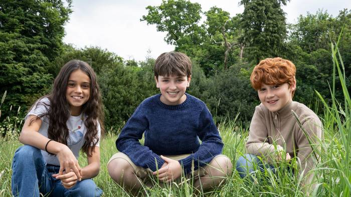 Die neue „Harry Potter“-Serie startet noch in diesem Jahr. Dominic McLaughlin (Mitte) spielt Harry Potter, Arabella Stanton ist als Hermine Granger und Alastair Stout als Ron Weasley zu sehen. (Bild: Aidan Monaghan / HBO)