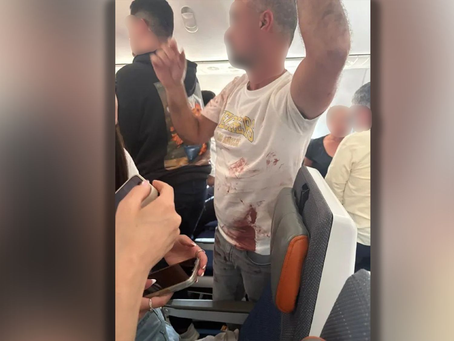 Fotos sollen den Passagier zeigen, der zusammen mit anderen Passagieren einen der Piloten an Bord des Flydubai-Flugs FZ1073 überwältigte.