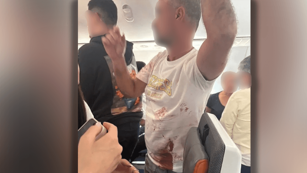 Fotos sollen den Passagier zeigen, der zusammen mit anderen Passagieren einen der Piloten an Bord des Flydubai-Flugs FZ1073 überwältigte.