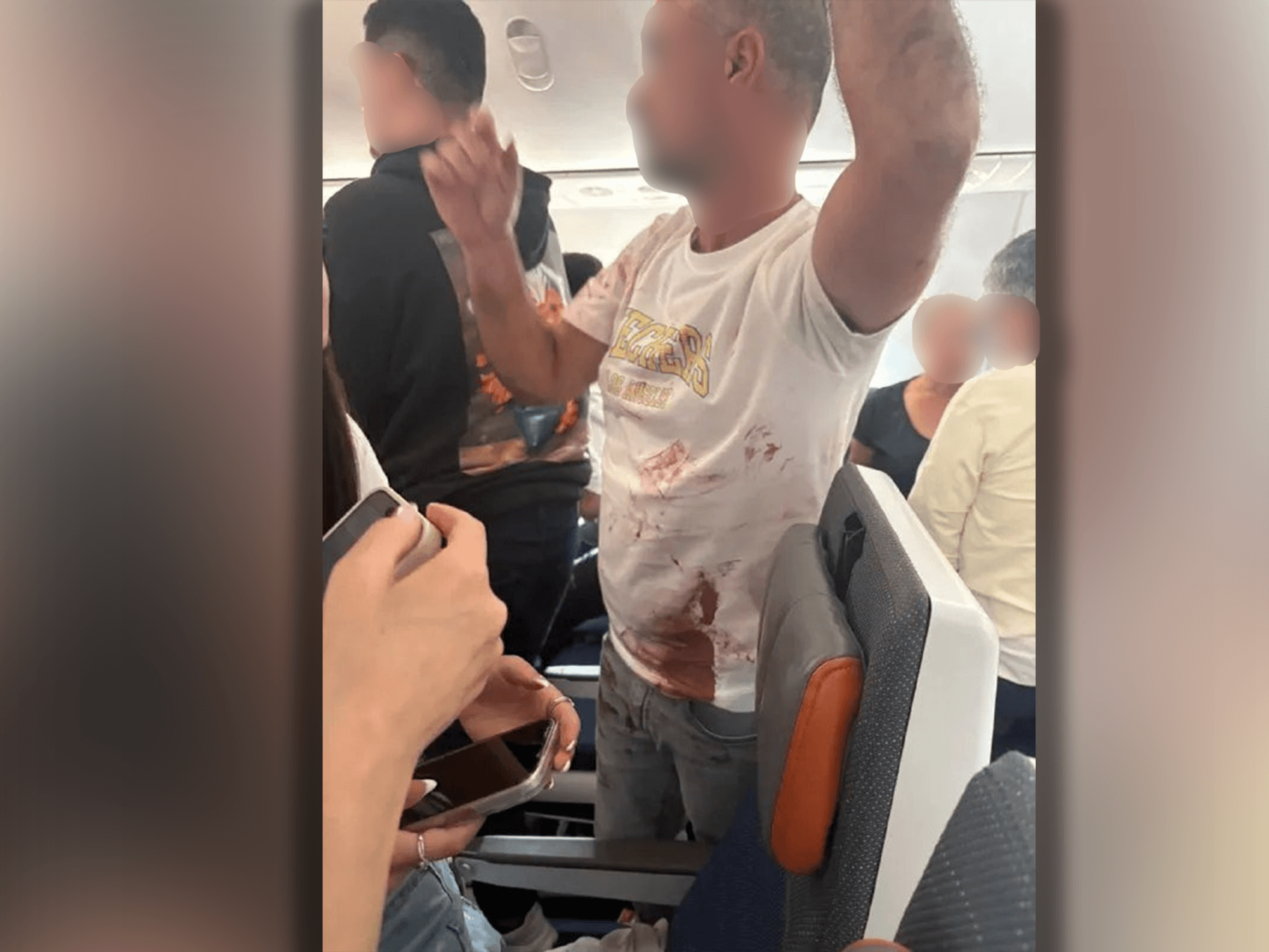 Fotos sollen den Passagier zeigen, der zusammen mit anderen Passagieren einen der Piloten an Bord des Flydubai-Flugs FZ1073 überwältigte.
