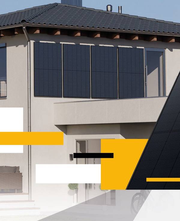 Kleines Kraftwerk Quattro XL Balkonkraftwerk-Set mit Anker SOLIX Solarbank 4 Pro, schwarzen Solarmodulen vor einem Balkon an einem Einfamilienhaus im Hintergrund.