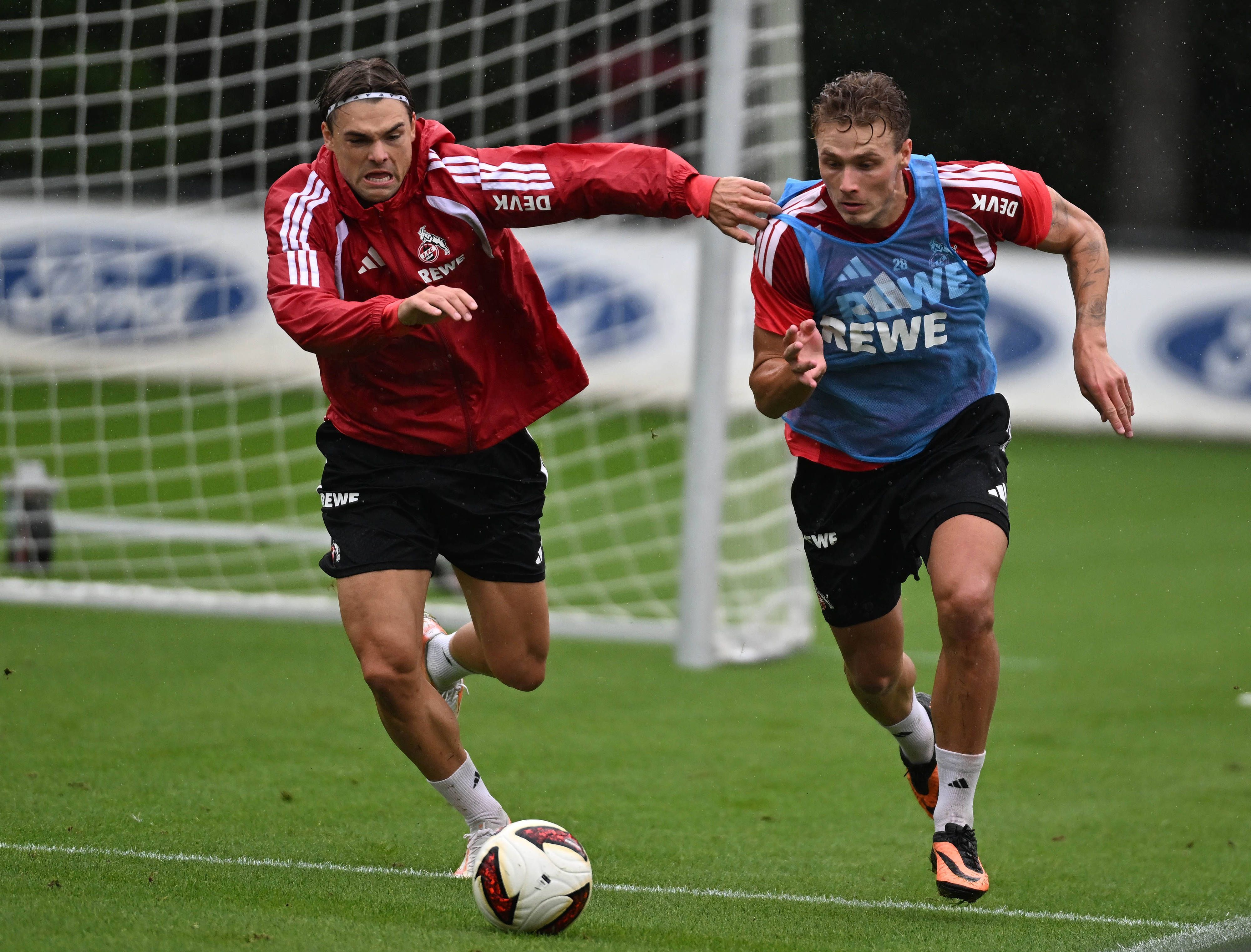Sebastian Sebulonsen wird im Training von Joel Schmied gejagt.
