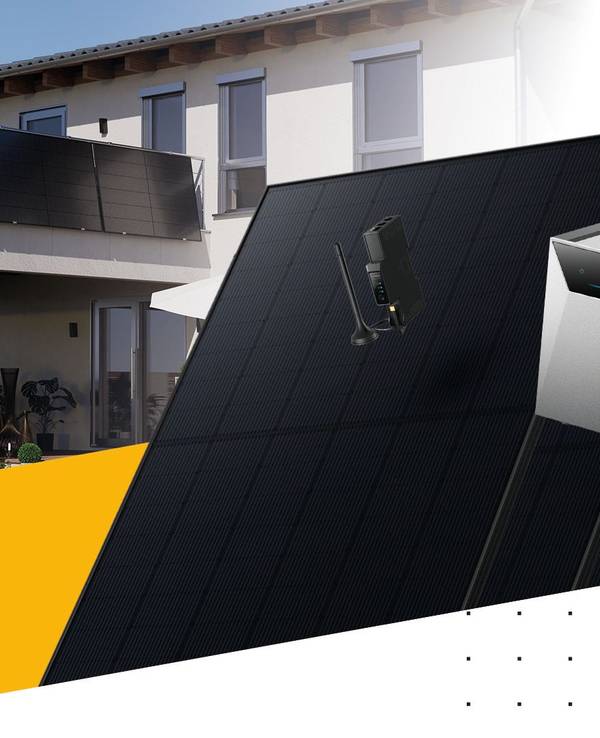 Kleines Kraftwerk Balkonkraftwerk-Set mit Anker SOLIX Solarbank 4 Pro Speicher und Solarmodulen vor Hintergrund eines Einfamilienhauses mit großem Balkon.
