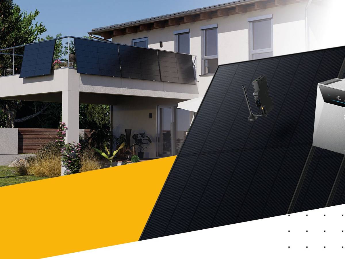 Kleines Kraftwerk Balkonkraftwerk-Set mit Anker SOLIX Solarbank 4 Pro Speicher und Solarmodulen vor Hintergrund eines Einfamilienhauses mit großem Balkon.
