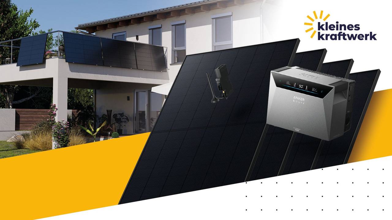 Kleines Kraftwerk Balkonkraftwerk-Set mit Anker SOLIX Solarbank 4 Pro Speicher und Solarmodulen vor Hintergrund eines Einfamilienhauses mit großem Balkon.