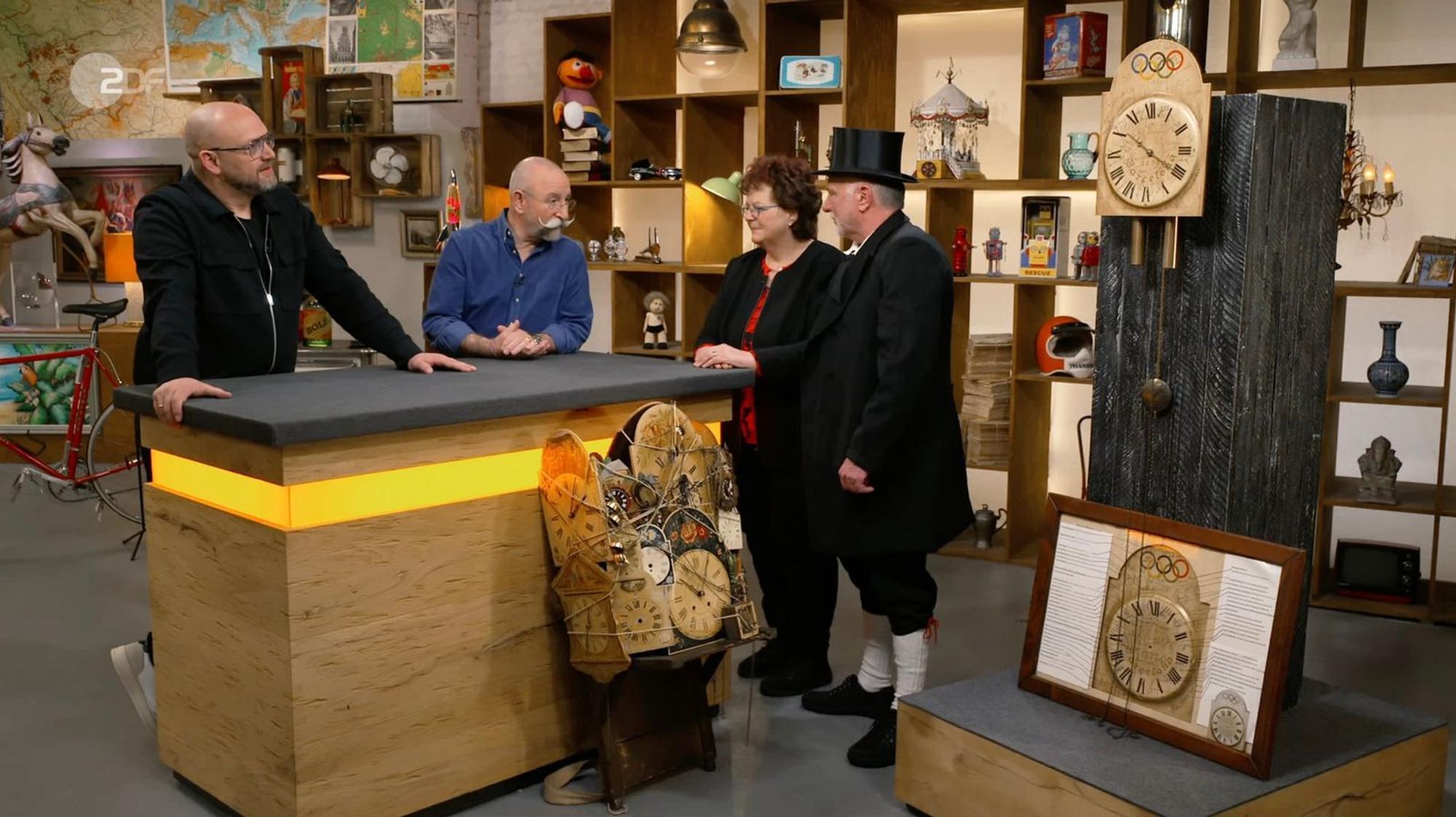 Helga und Wolfgang stellen in der ZDF-Trödelshow ihre Uhren vor. (Bild: ZDF)