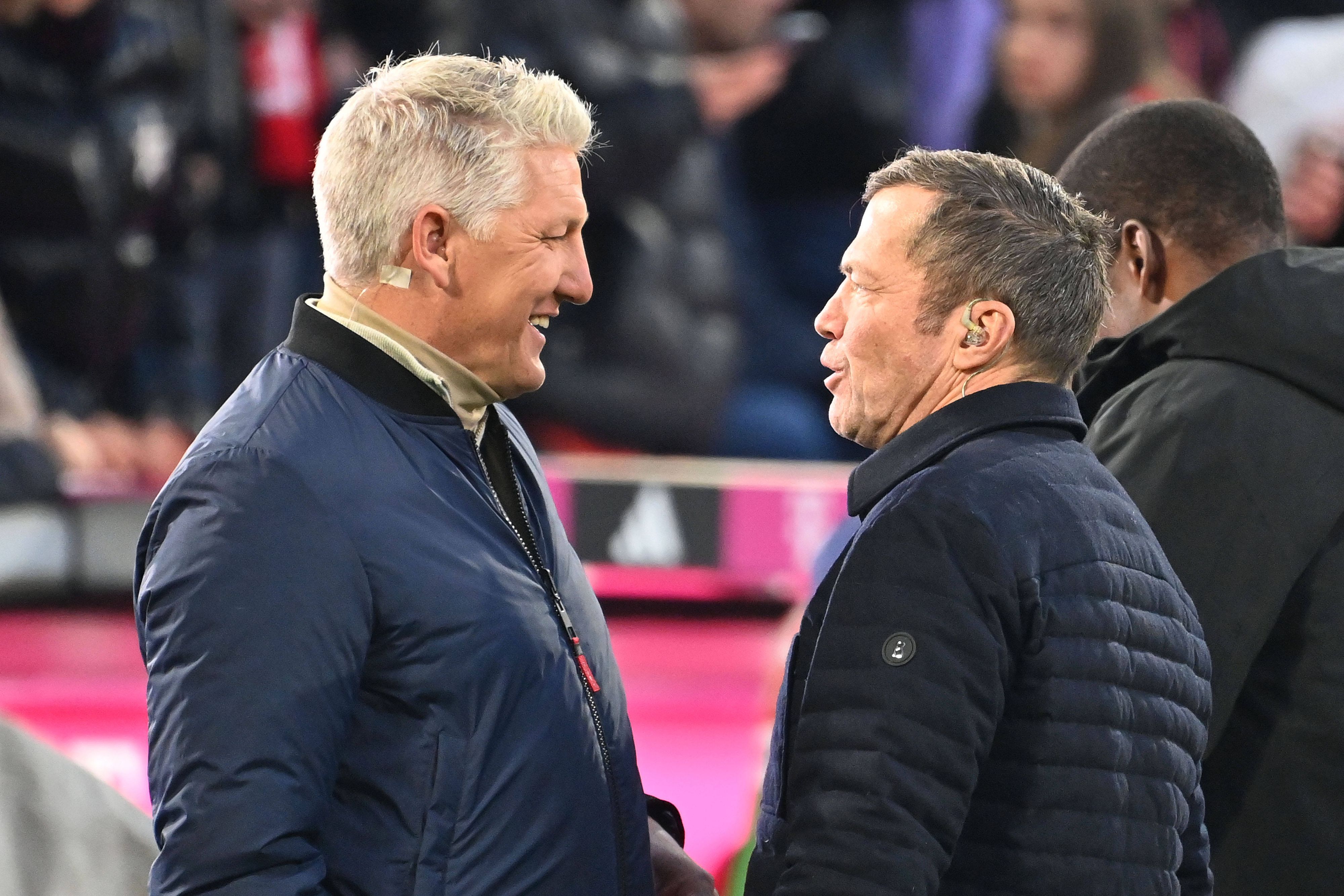 Bastian Schweinsteiger und Lothar Matthäus unterhalten sich.
