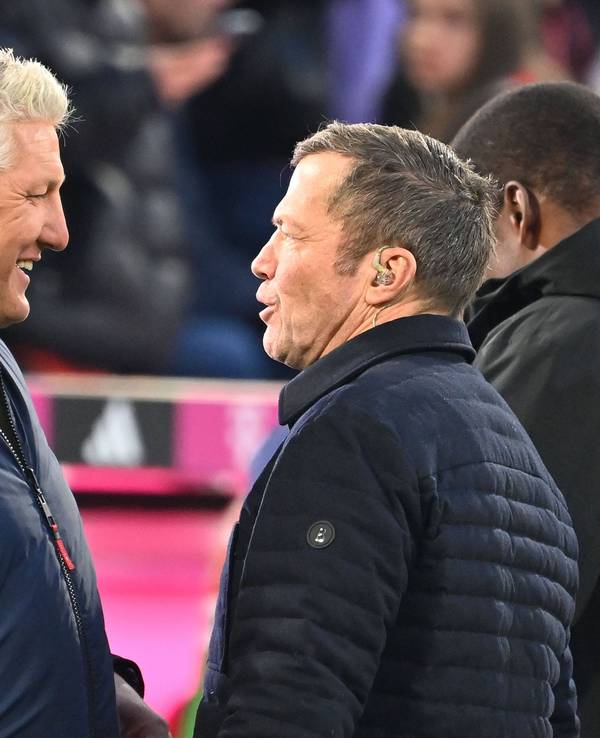 Bastian Schweinsteiger und Lothar Matthäus unterhalten sich.