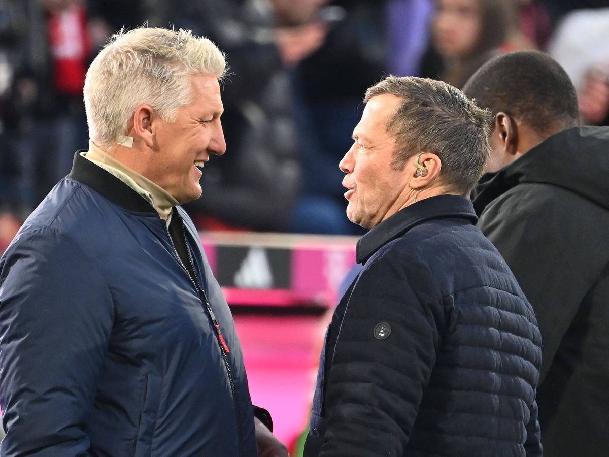 Bastian Schweinsteiger und Lothar Matthäus unterhalten sich.