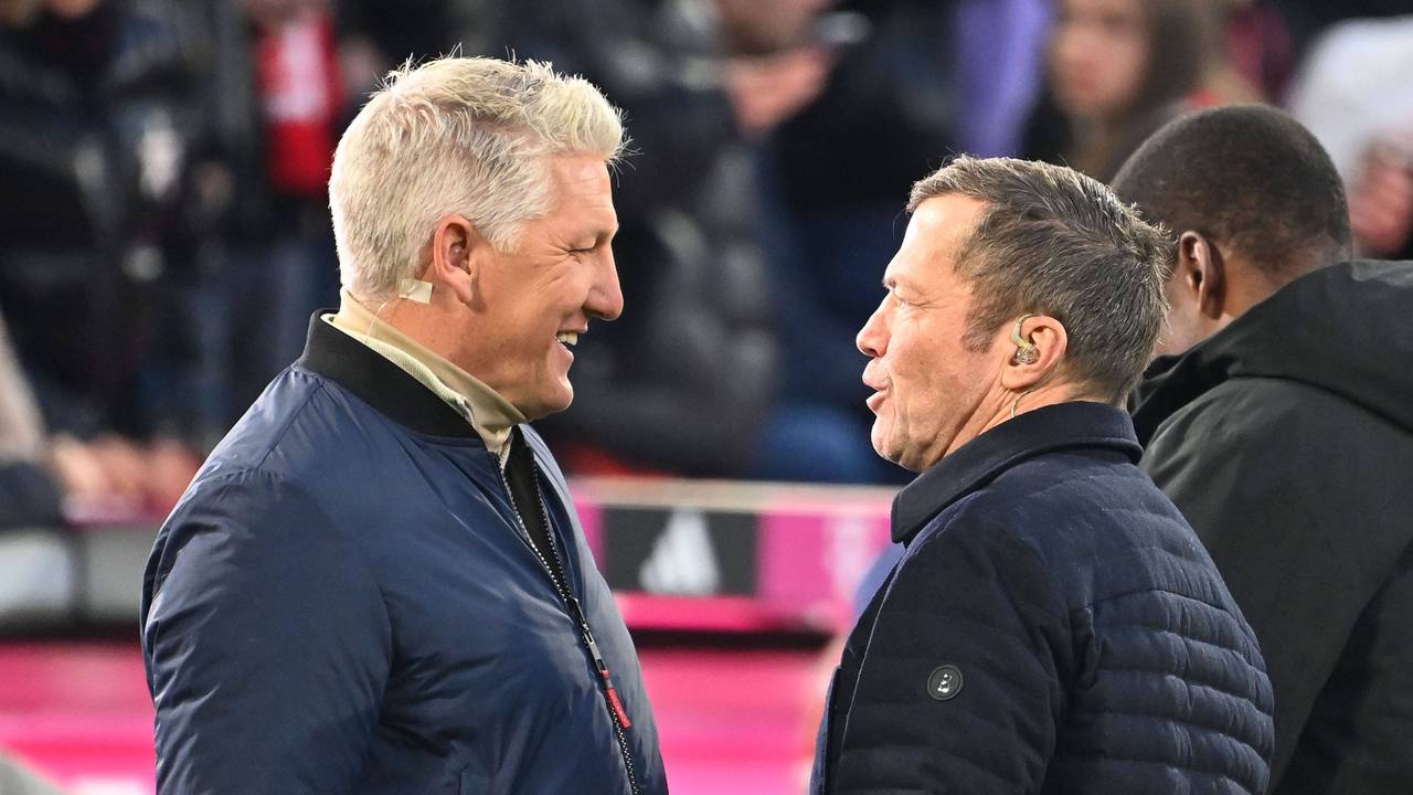 Bastian Schweinsteiger und Lothar Matthäus unterhalten sich.