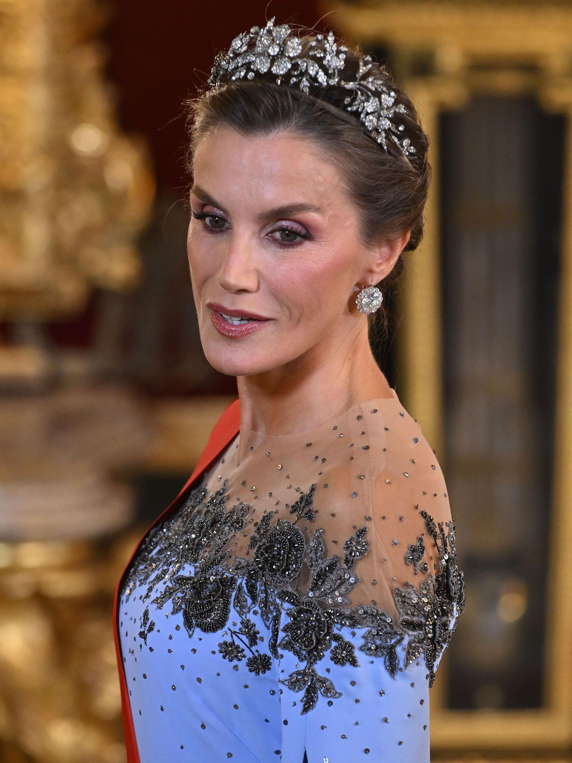 Königin Letizia während des Galadinners zu Ehren des französischen Präsidenten Macron und seiner Frau im spanischen Königspalast.