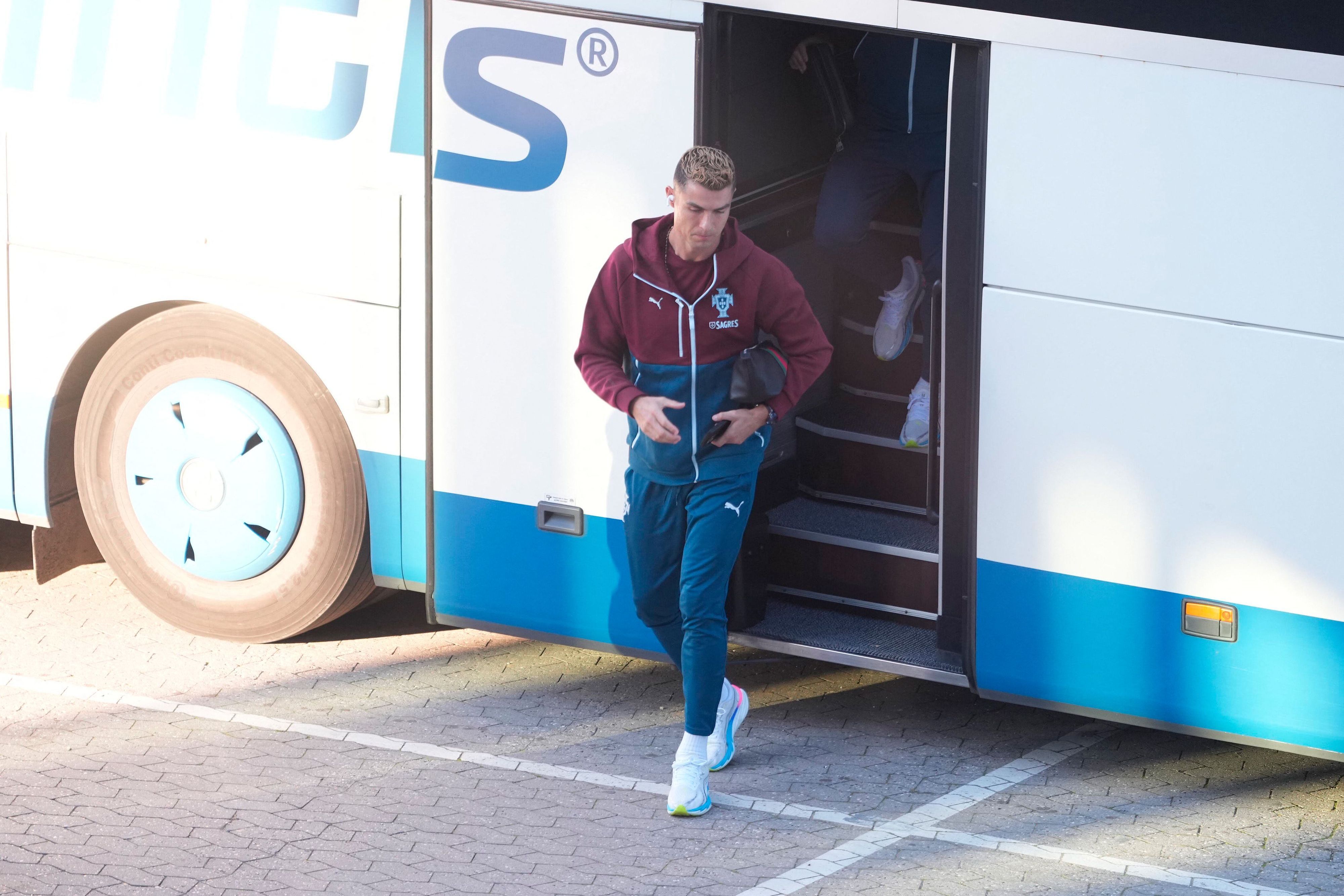 Cristiano Ronaldo steigt bei Portugal aus dem Bus.