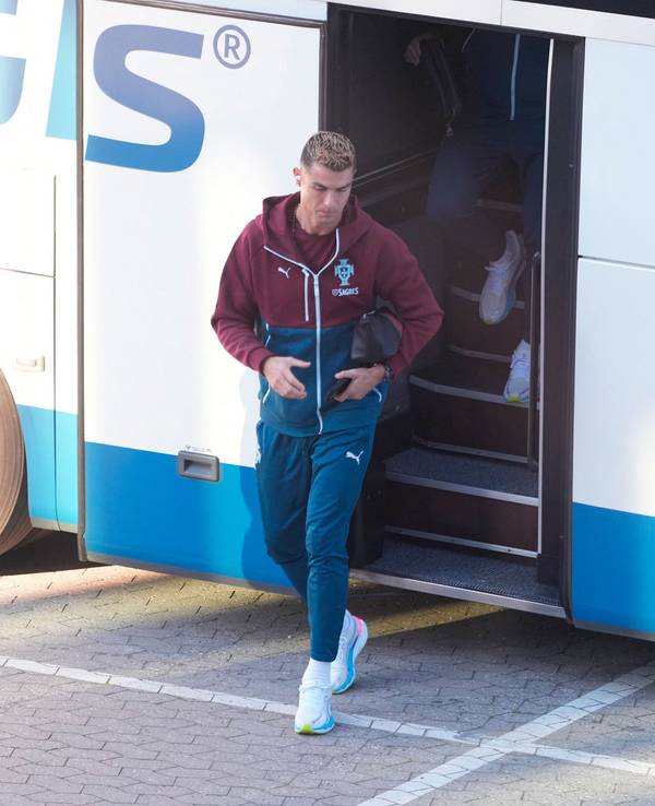 Cristiano Ronaldo steigt bei Portugal aus dem Bus.