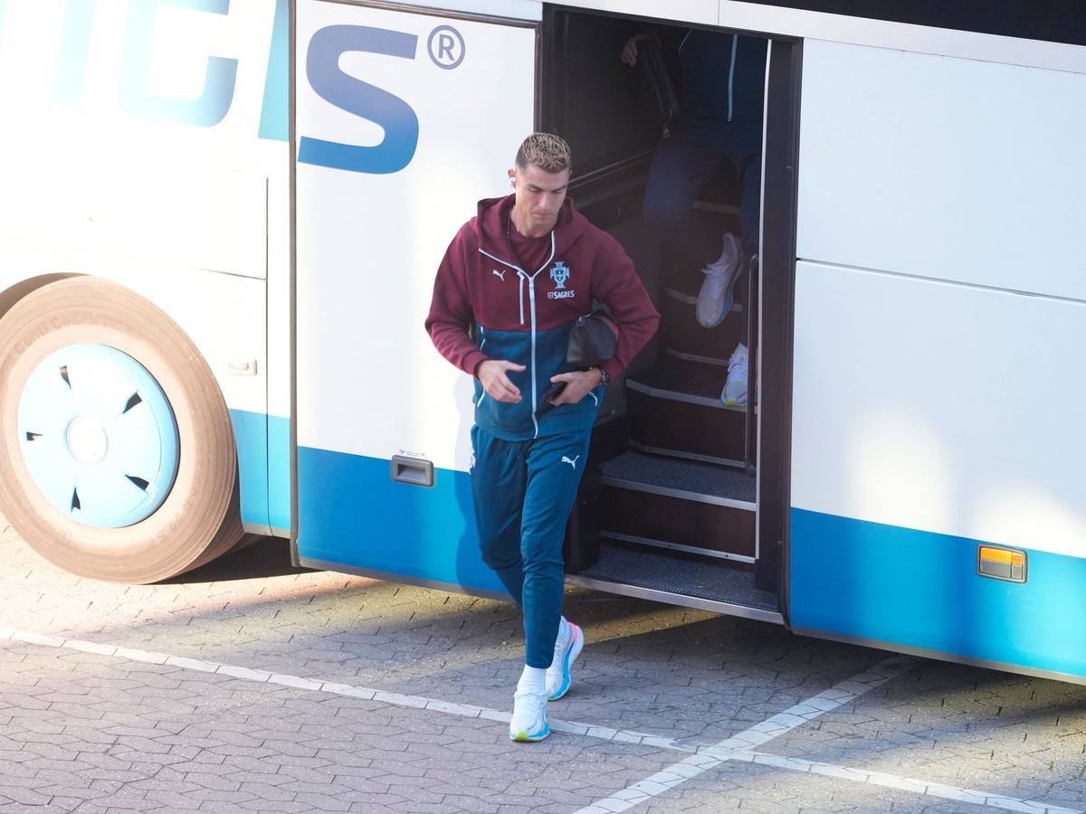 Cristiano Ronaldo steigt bei Portugal aus dem Bus.