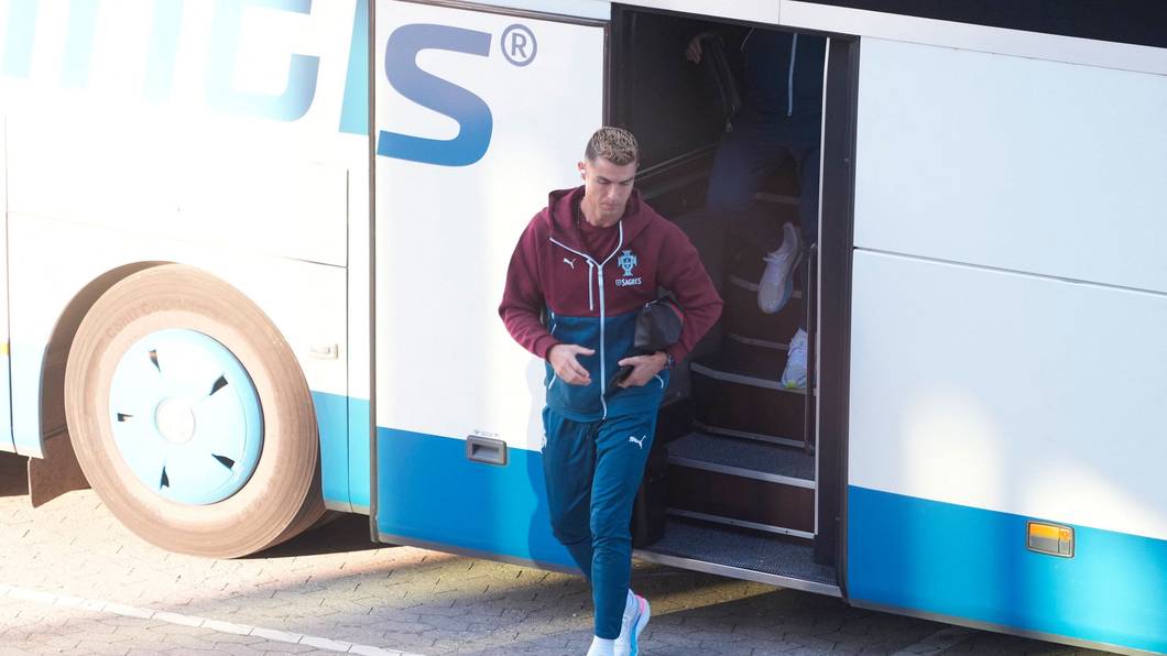 Cristiano Ronaldo steigt bei Portugal aus dem Bus.