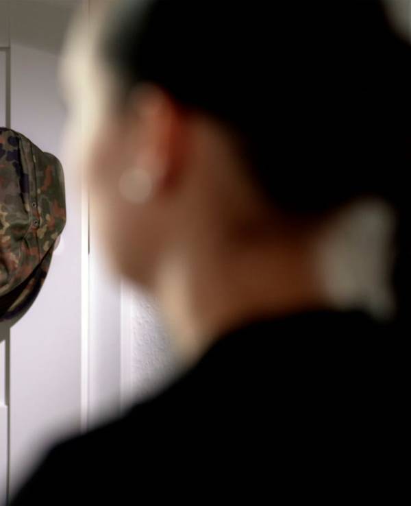 Sina erzählt in der ARD-Doku davon, wie die Bundeswehr ihr Leben verändert hat. (Bild: Das Erste)