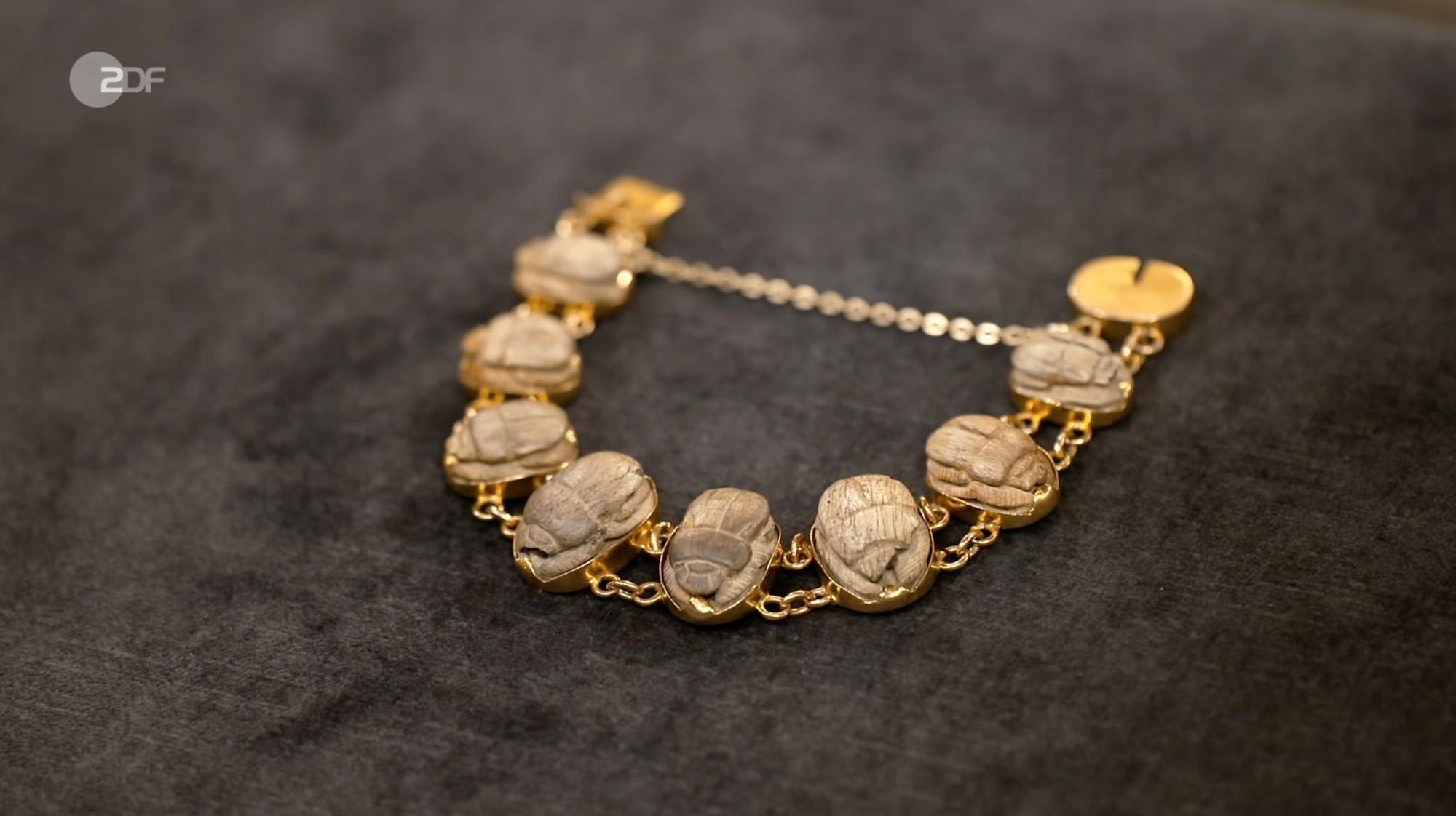 Ein Armband aus 585er Gold mit Skarabäen aus Speckstein wurde von Wendela Horz in die 1950er/60er Jahre datiert. (Bild: ZDF)