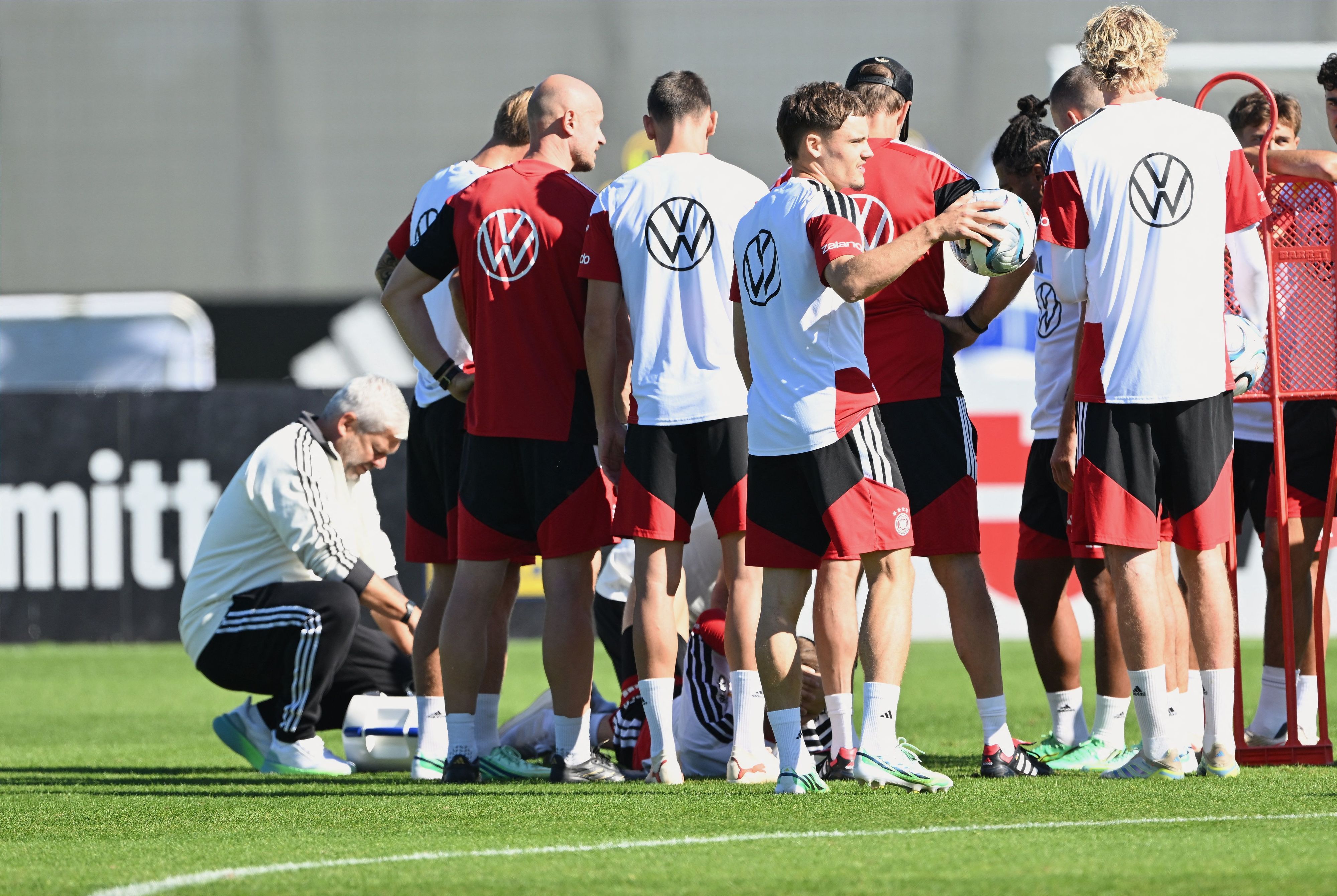 Das DFB-Team steht um Nico Schlotterbeck, der verletzt am Boden liegt.