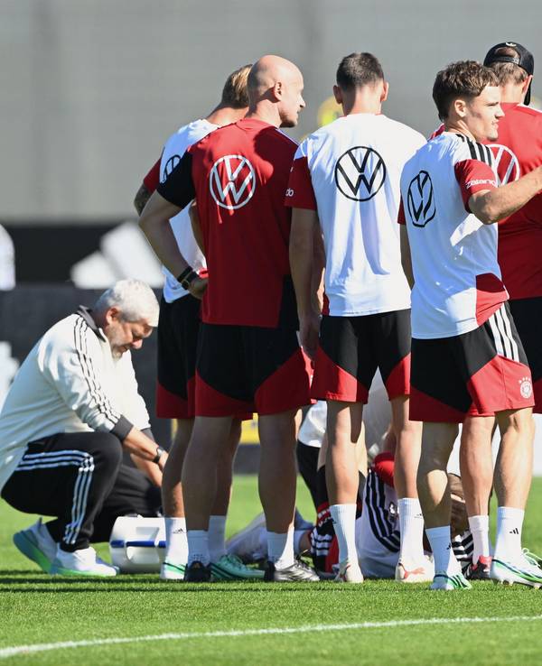 Das DFB-Team steht um Nico Schlotterbeck, der verletzt am Boden liegt.