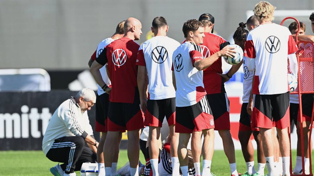 Das DFB-Team steht um Nico Schlotterbeck, der verletzt am Boden liegt.