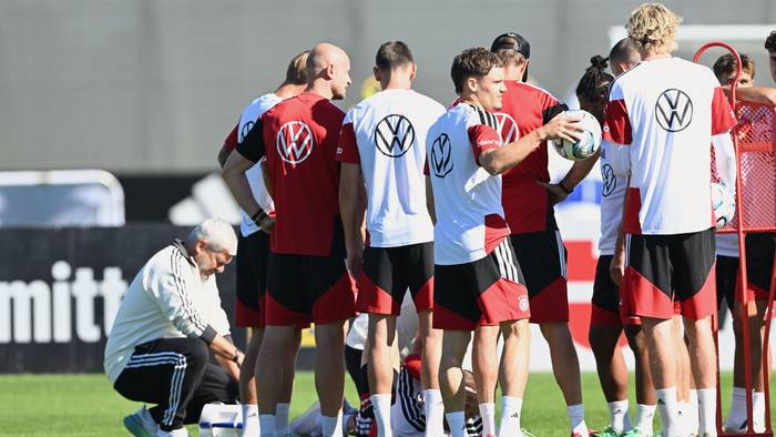 Das DFB-Team steht um Nico Schlotterbeck, der verletzt am Boden liegt.