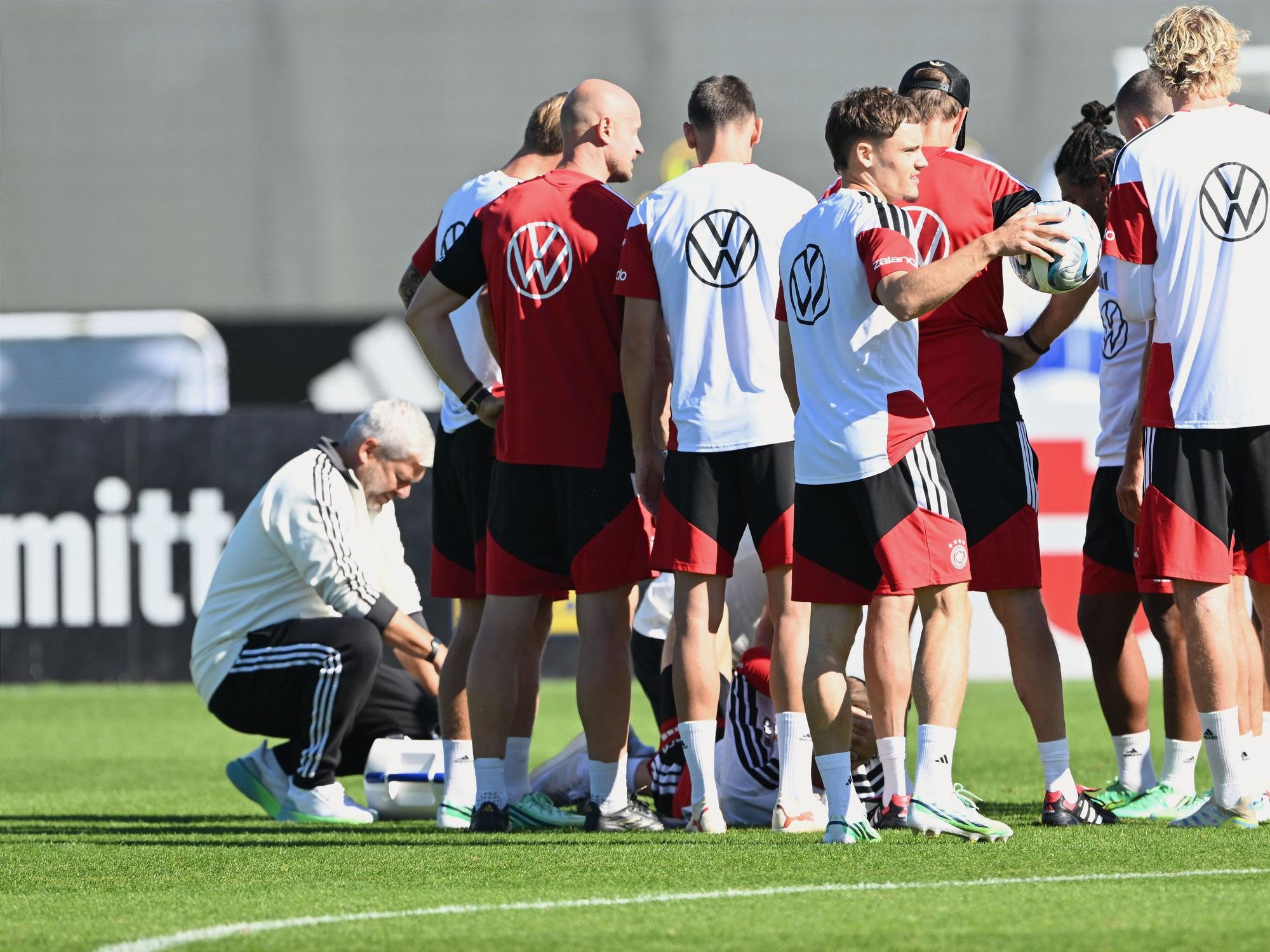 Das DFB-Team steht um Nico Schlotterbeck, der verletzt am Boden liegt.