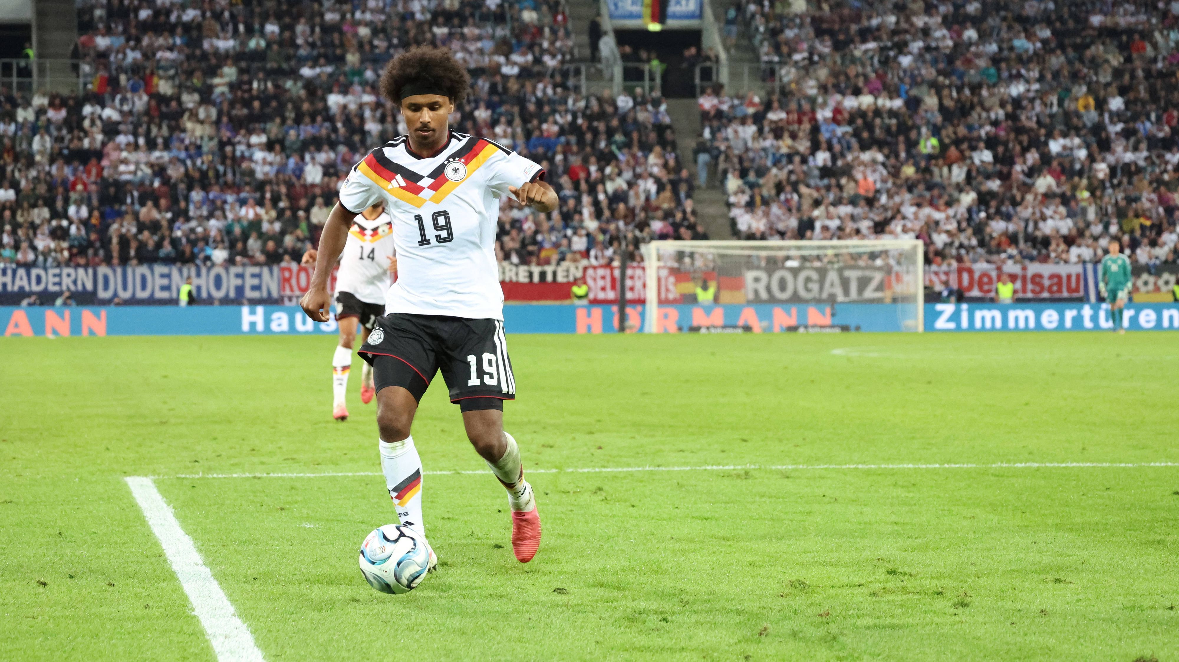 Karim Adeyemi in Aktion mit dem Ball.