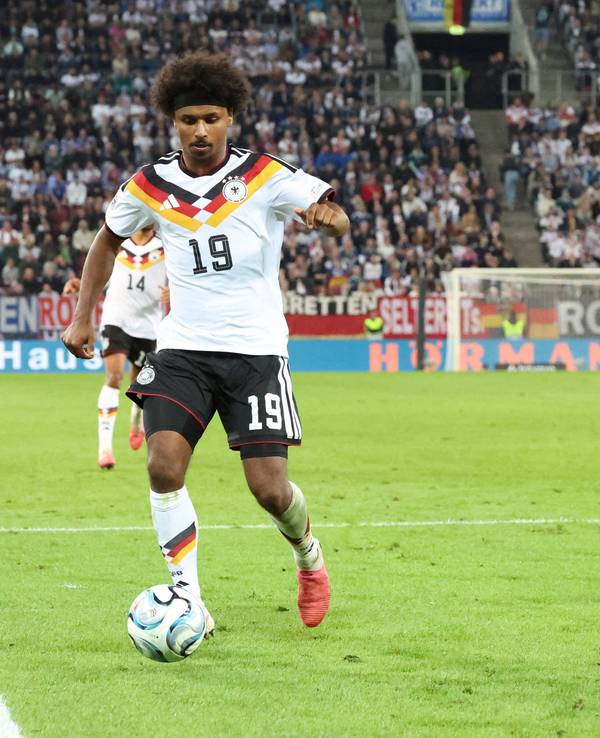 Karim Adeyemi in Aktion mit dem Ball.