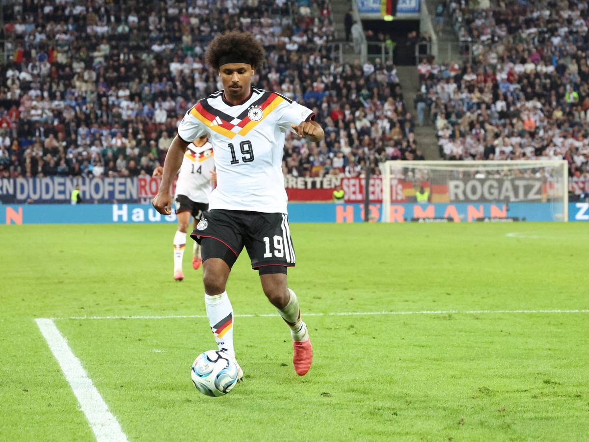 Karim Adeyemi in Aktion mit dem Ball.