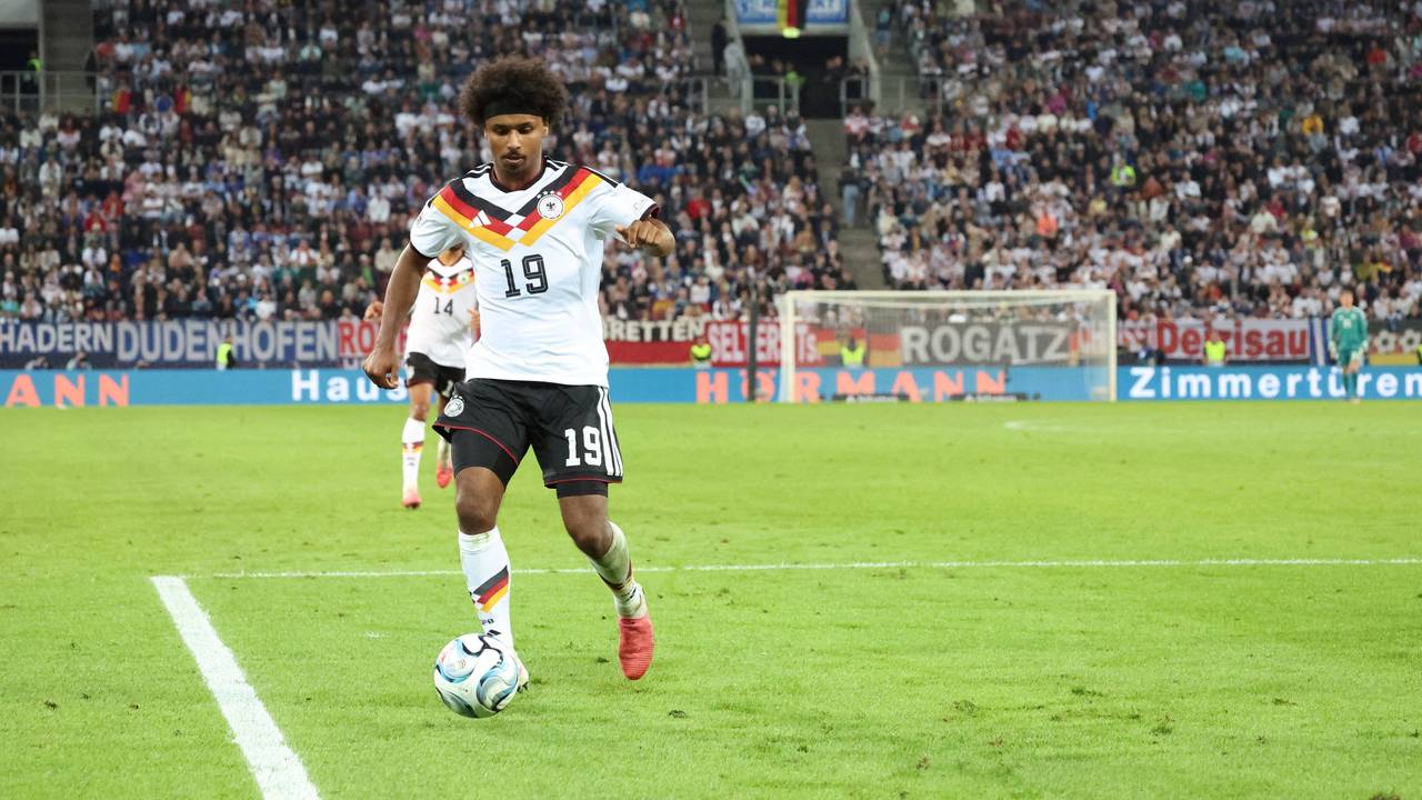 Karim Adeyemi in Aktion mit dem Ball.