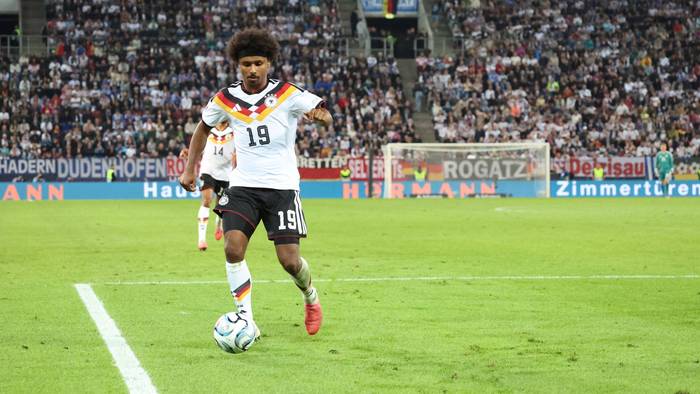 Karim Adeyemi in Aktion mit dem Ball.