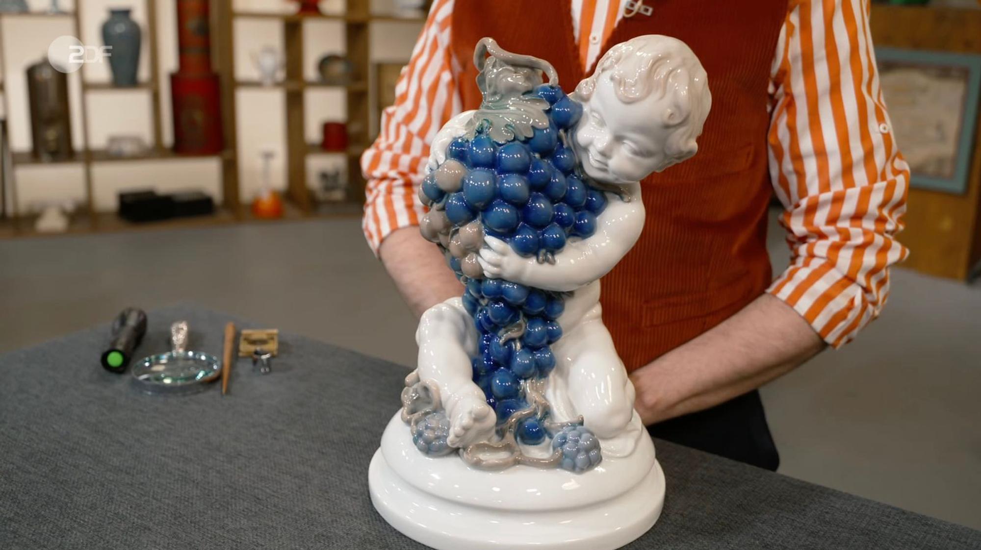 Das Porzellan-Putto datierte Colmar Schulte-Goltz auf 1919/20. (Bild: ZDF)