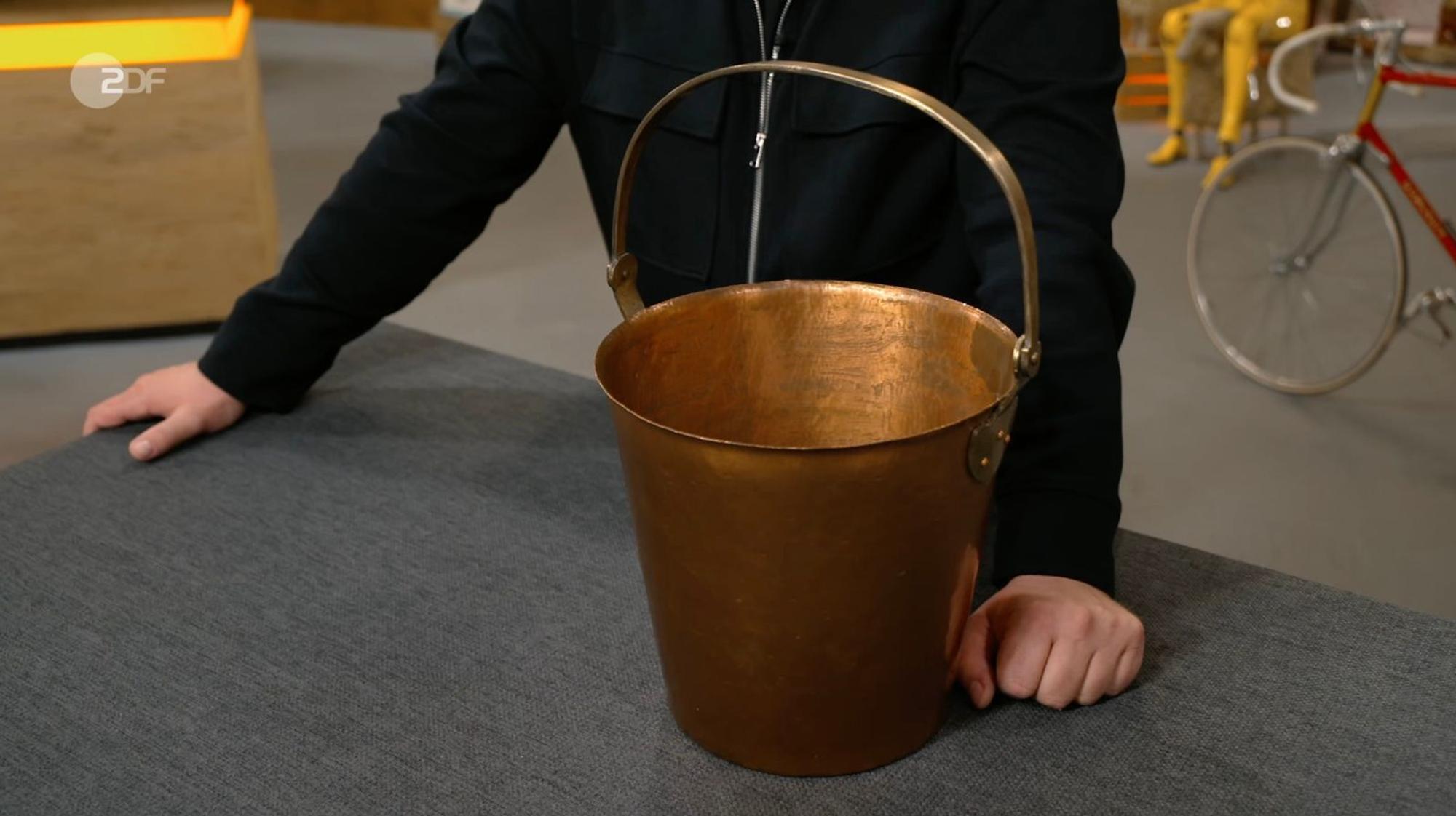 Ein Kupfereimer war laut Sven Deutschmanek ein Werk des Bauhaus-Künstlers Hans Przyrembel. (Bild: ZDF)