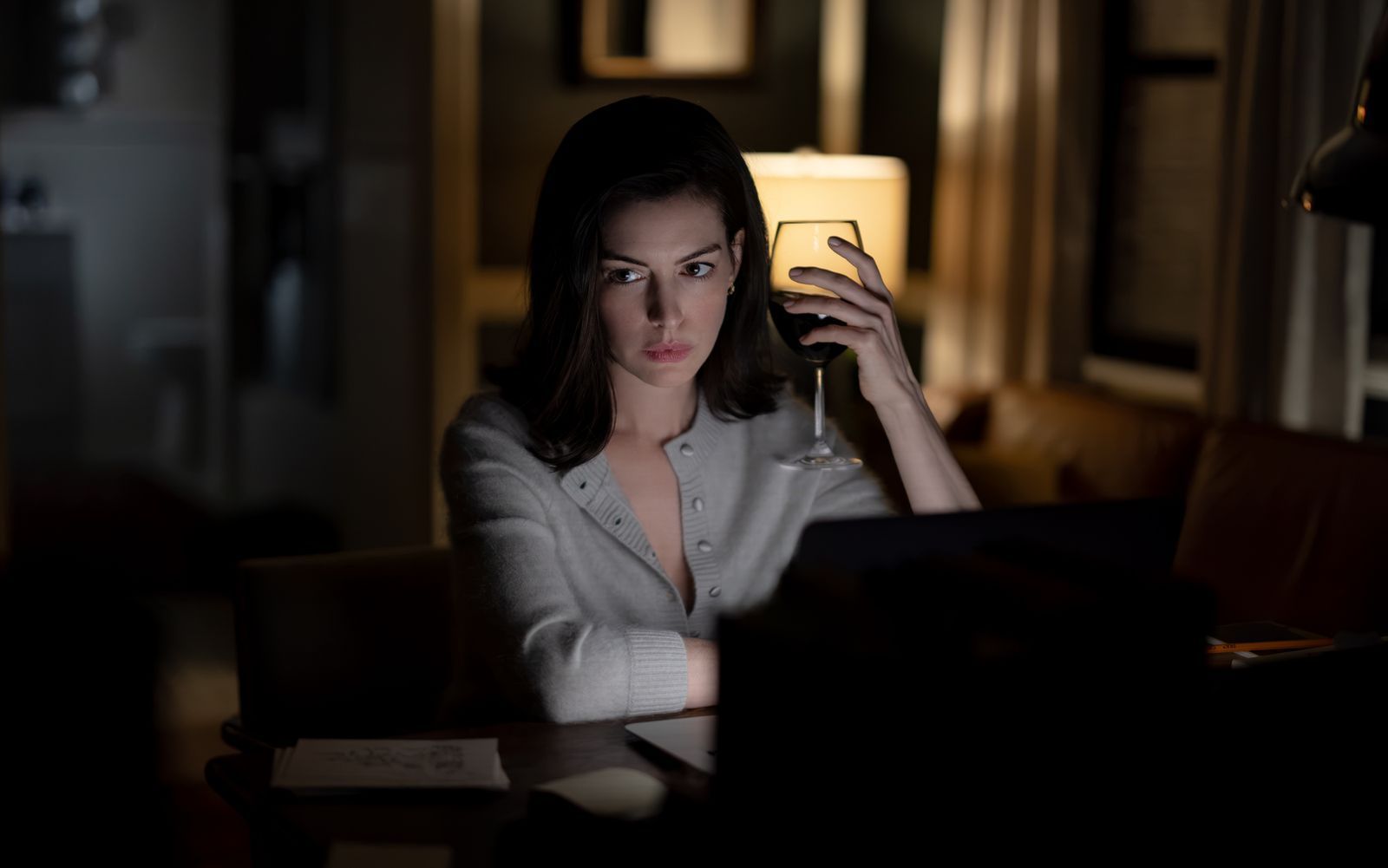 Verity Crawford (Anne Hathaway) hat ein eigenwilliges Literaturverständnis: „Die Worte einer Autorin sollten ehrlich sein. Und blutig. Und ein bisschen furchteinflößend.“ (Bild: 2026 Amazon Content Services LLC/Alisha Wetherill)