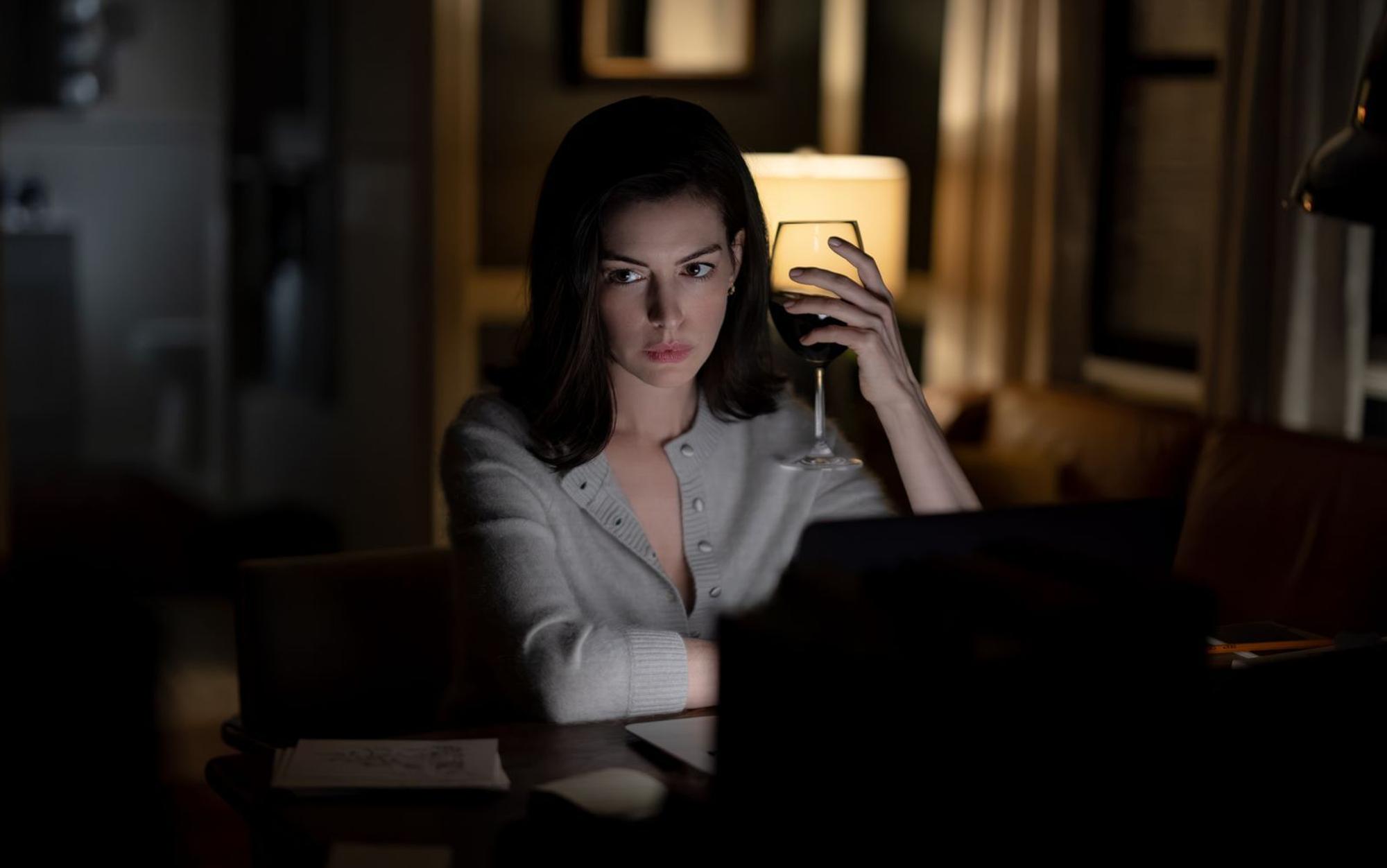 Verity Crawford (Anne Hathaway) hat ein eigenwilliges Literaturverständnis: „Die Worte einer Autorin sollten ehrlich sein. Und blutig. Und ein bisschen furchteinflößend.“ (Bild: 2026 Amazon Content Services LLC/Alisha Wetherill)