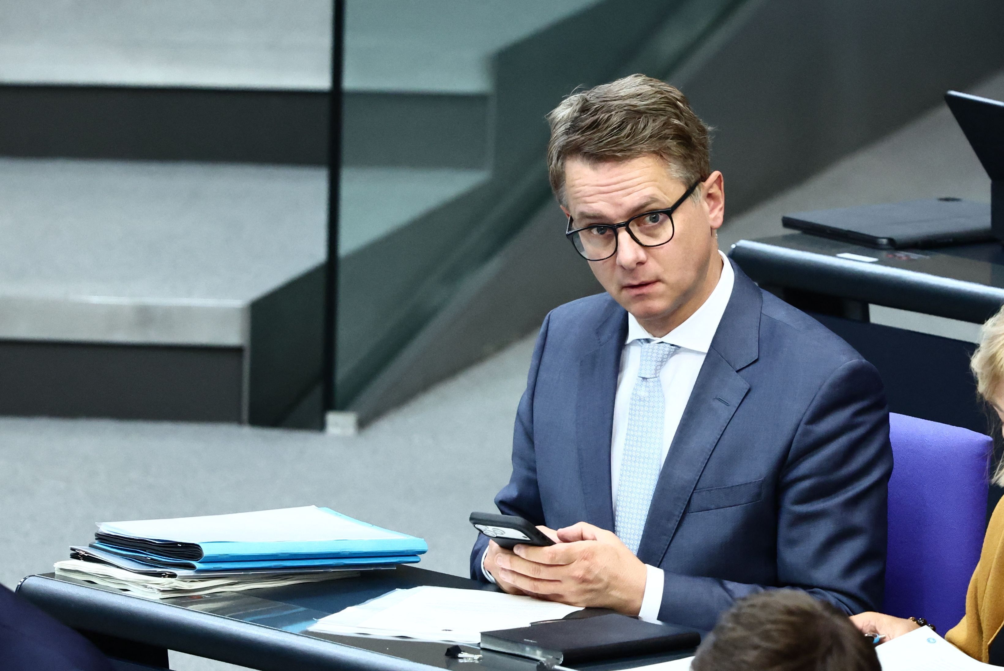 Gesundheitsminister Carsten Linnemann (CDU) im Bundestag: Die geplante Pflegereform rückt näher.
