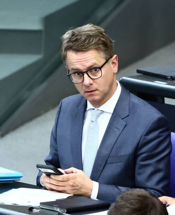 Gesundheitsminister Carsten Linnemann (CDU) im Bundestag: Die geplante Pflegereform rückt näher.