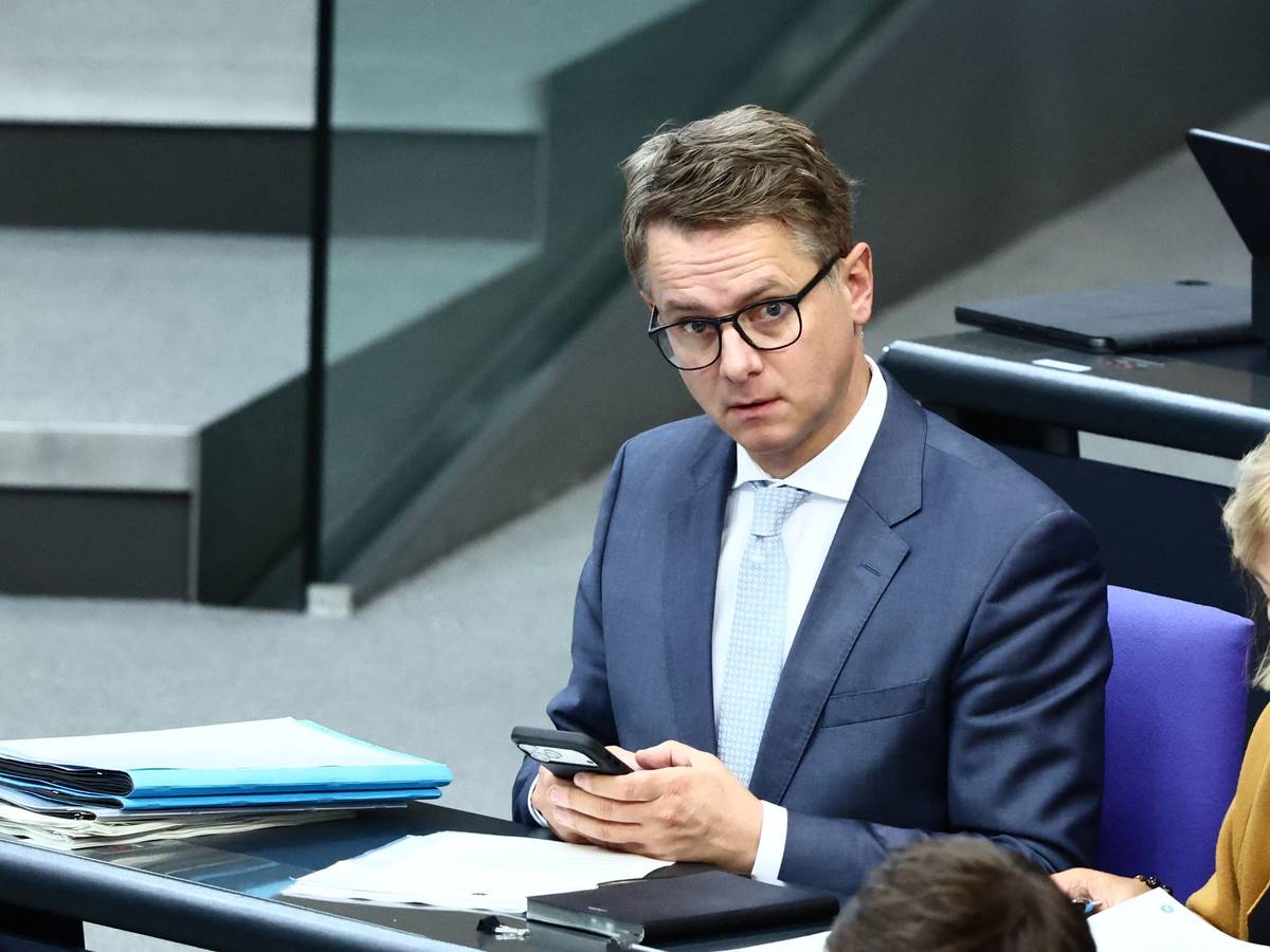 Gesundheitsminister Carsten Linnemann (CDU) im Bundestag: Die geplante Pflegereform rückt näher.