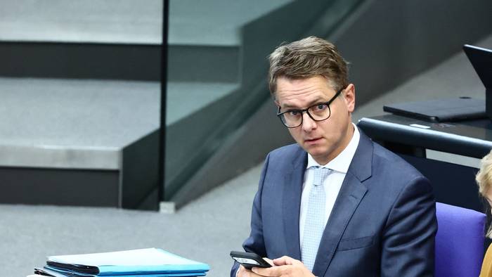 Gesundheitsminister Carsten Linnemann (CDU) im Bundestag: Die geplante Pflegereform rückt näher.