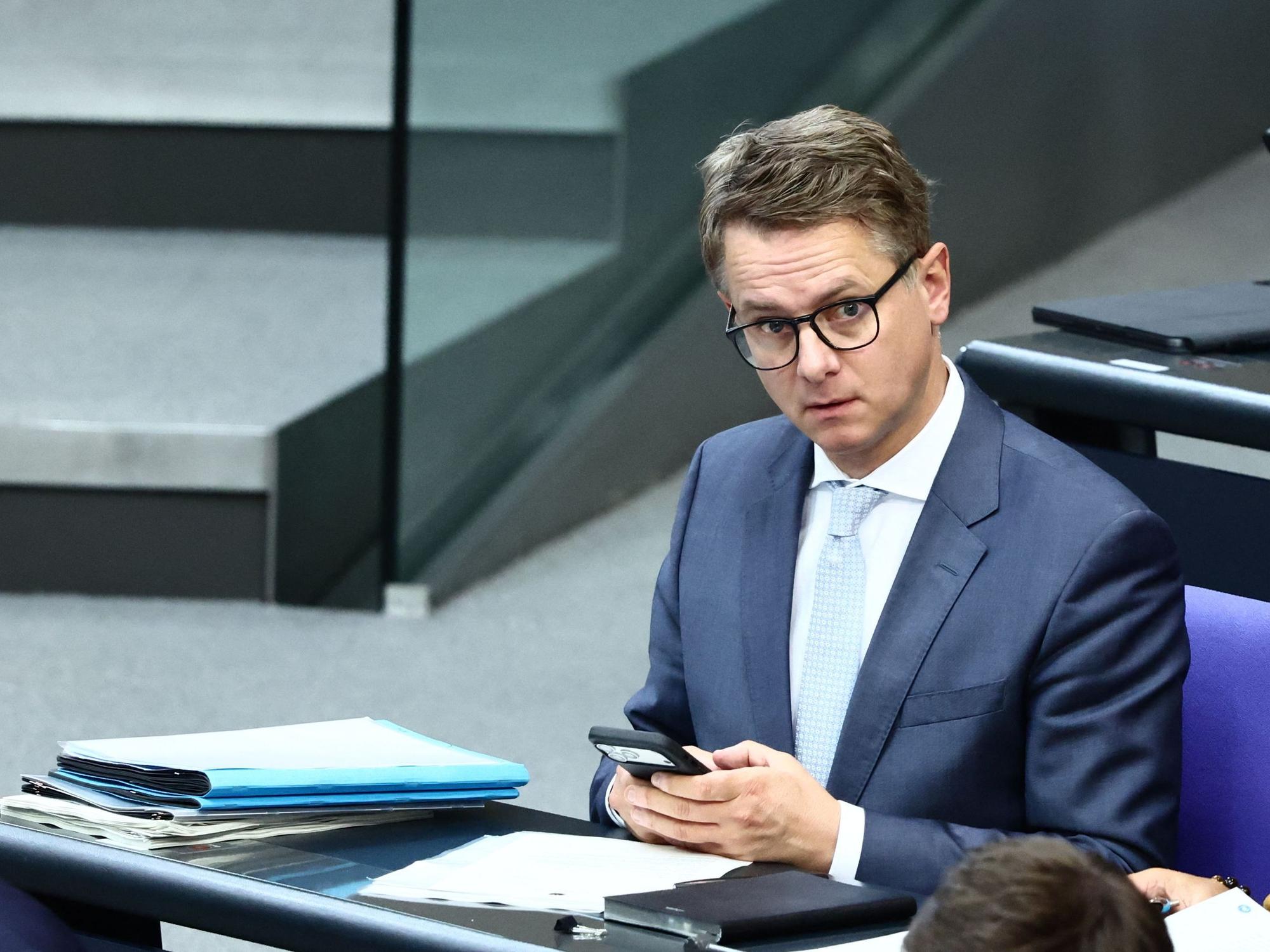 Gesundheitsminister Carsten Linnemann (CDU) im Bundestag: Die geplante Pflegereform rückt näher.