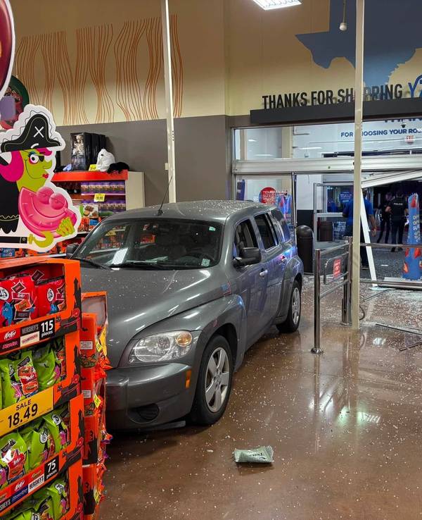 Auto im Supermarkt, kaputte Fenster und Türe.