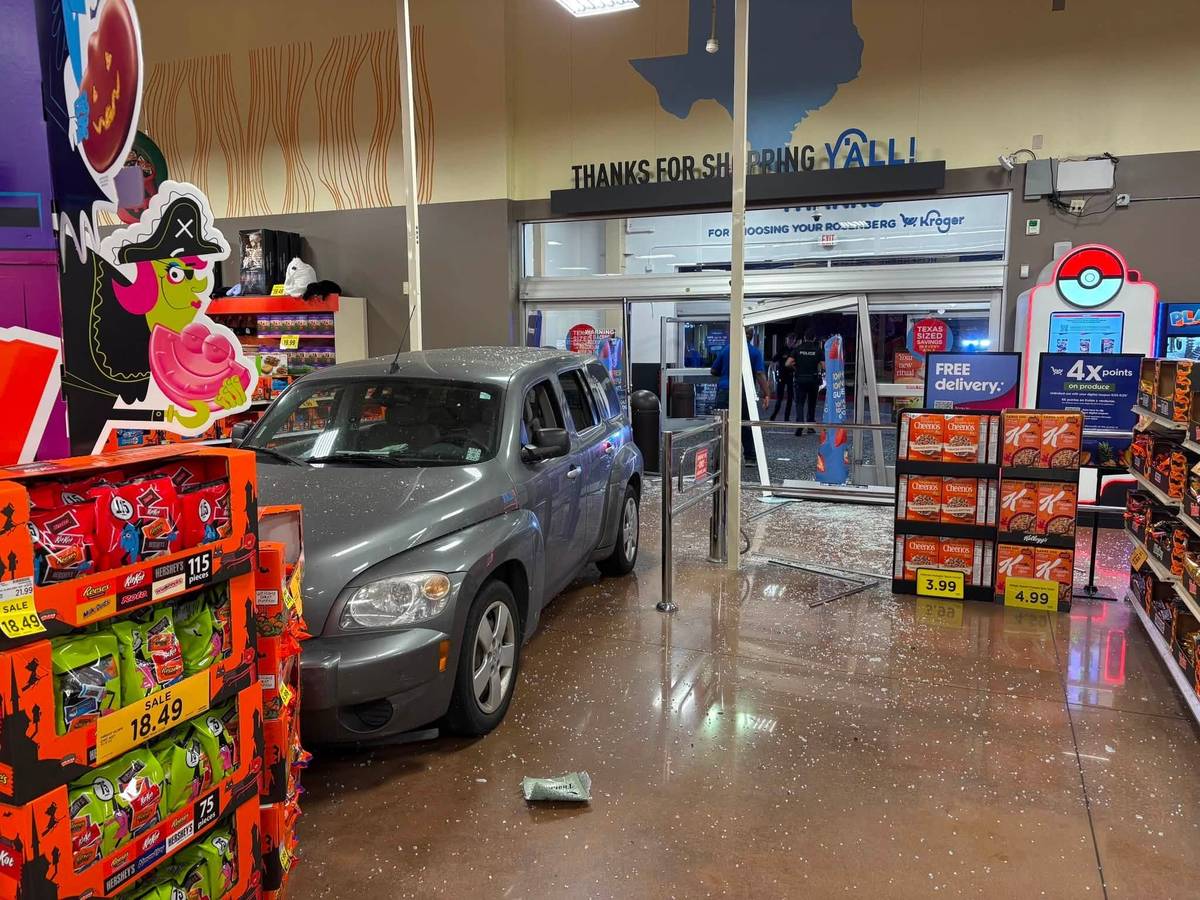 Auto im Supermarkt, kaputte Fenster und Türe.