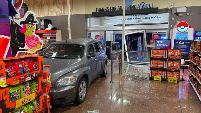 Auto im Supermarkt, kaputte Fenster und Türe.