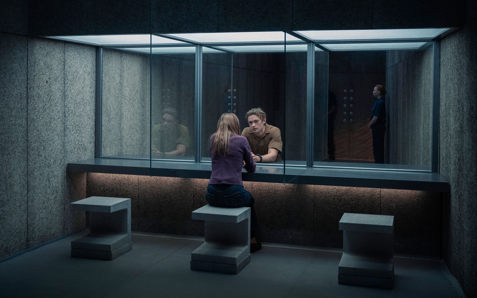 Mia (Hannah Herzsprung) glaubt, dass ihr Bruder Moritz (Damian Hardung) zu Unrecht verurteilt wurde. (Bild: Leonine Studios/Stanislav Honzik)