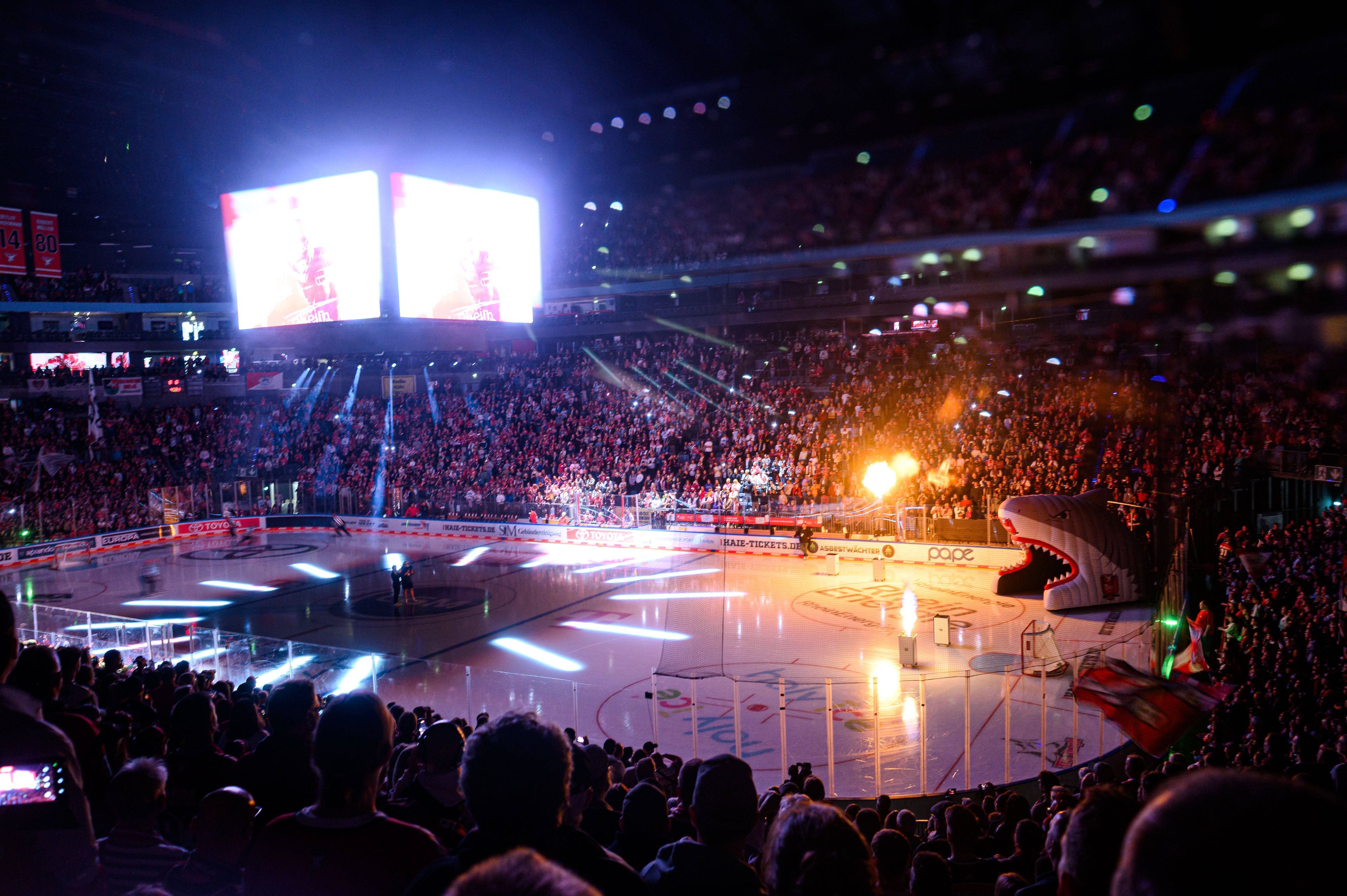 Die Lanxess-Arena muss zwischen den Spielen der Kölner Haie immer wieder für Rock- und Popkonzerte umgebaut werden.