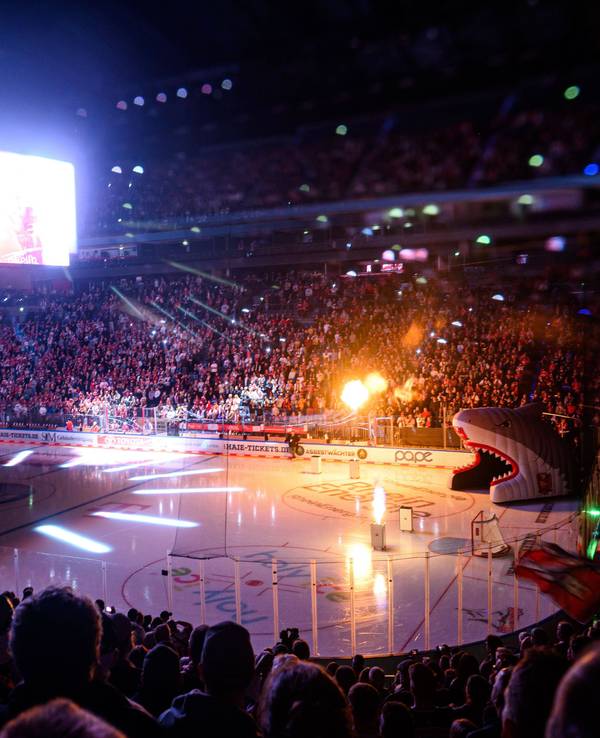 Die Lanxess-Arena muss zwischen den Spielen der Kölner Haie immer wieder für Rock- und Popkonzerte umgebaut werden.