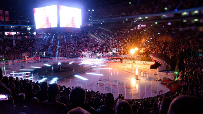 Die Lanxess-Arena muss zwischen den Spielen der Kölner Haie immer wieder für Rock- und Popkonzerte umgebaut werden.