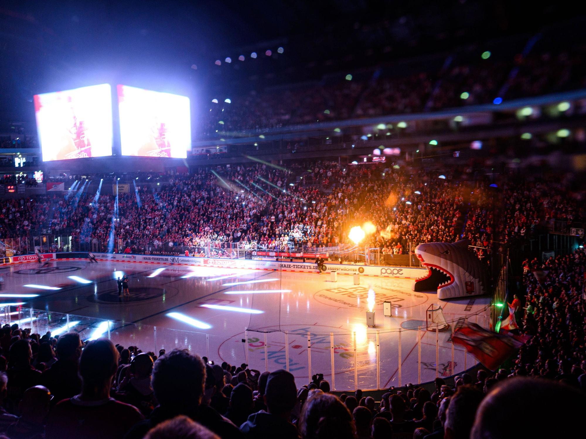 Die Lanxess-Arena muss zwischen den Spielen der Kölner Haie immer wieder für Rock- und Popkonzerte umgebaut werden.
