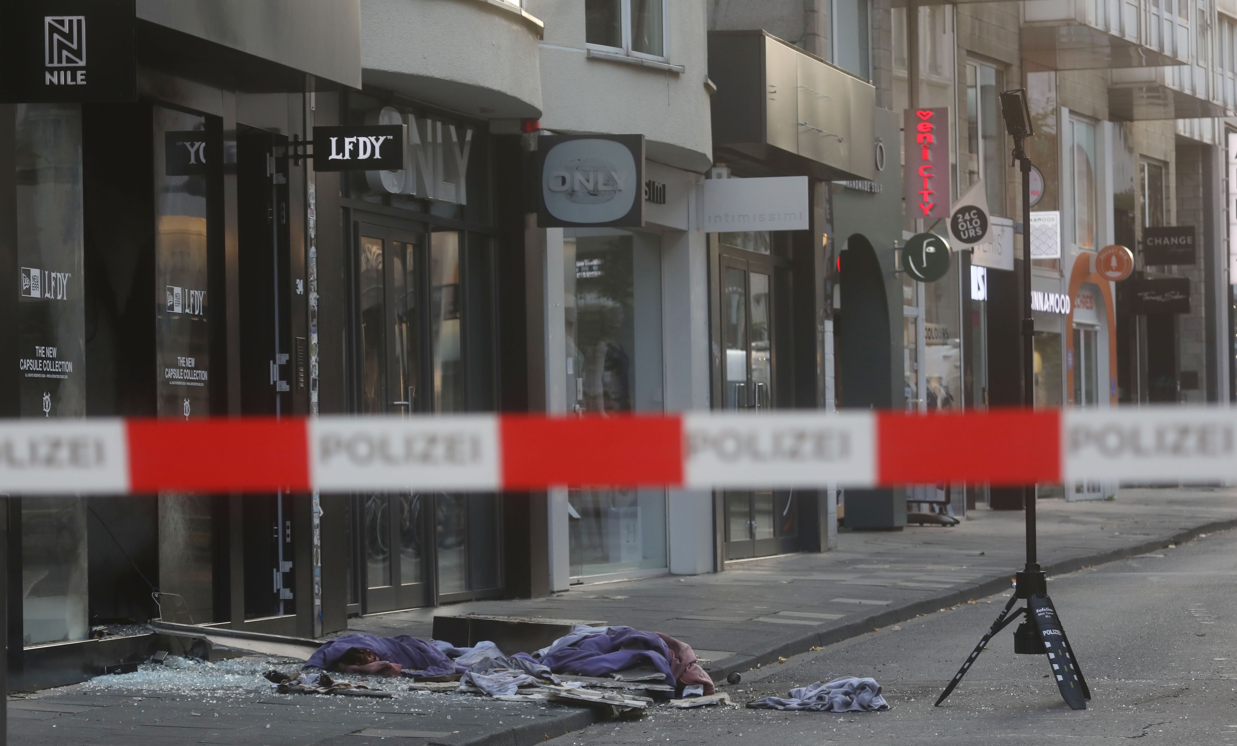 18.09.2024, Köln: Erneut eine Explosion am Mittwochmorgen in der Ehrenstraße. Das Bekleidungsgeschäft LFDY ist ausgebrand . Die Polizei ermittelt. Foto: Arton Krasniqi